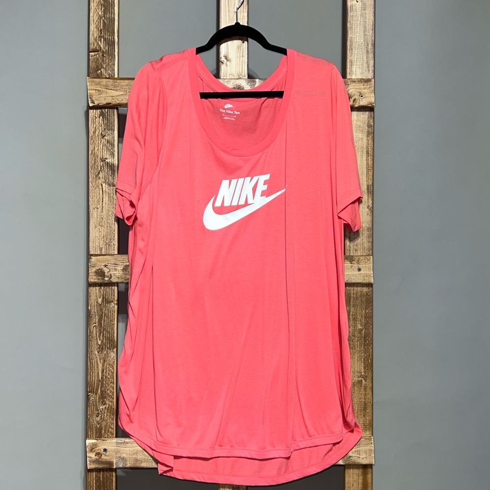 Nike crewneck short sleeve coral T-shirt. Size 2X. Scalloped hem. EUC.